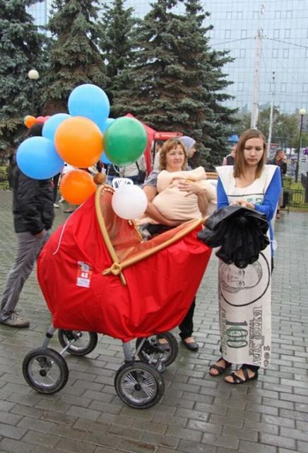 Веселый парад детских колясок