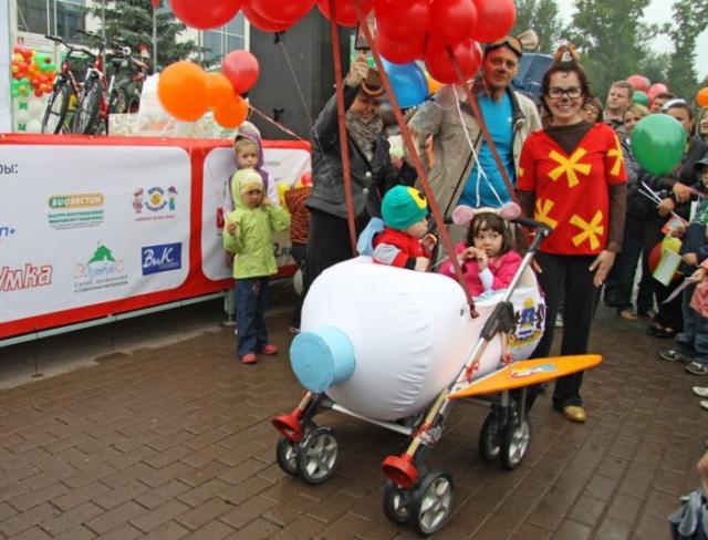 Веселый парад детских колясок