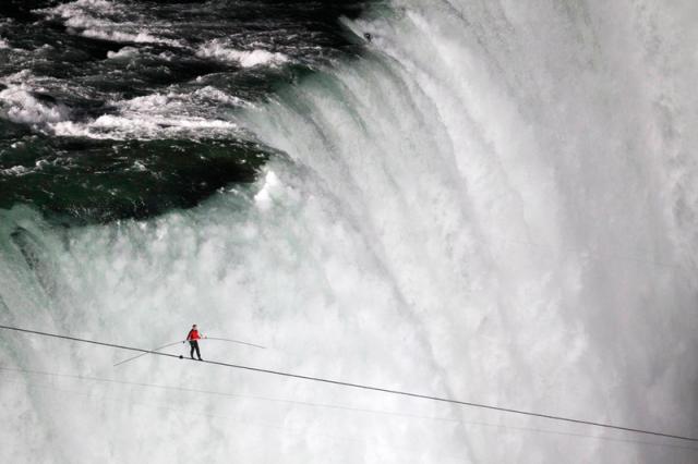 Человек прошел по канату над Ниагарским водопадом