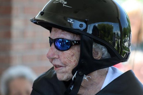 105-летняя старушка проехалась на  Harley-Davidson