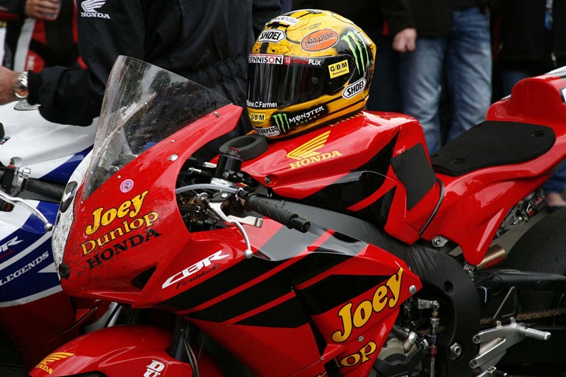 Команда Honda TT Legends почтила память Джое Данлопа (видео)