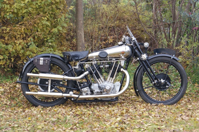 Винтажный мотоцикл Brough Superior SS101 Pendine