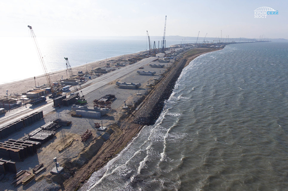 Половина опор Крымского моста уже введены [фото, видео]