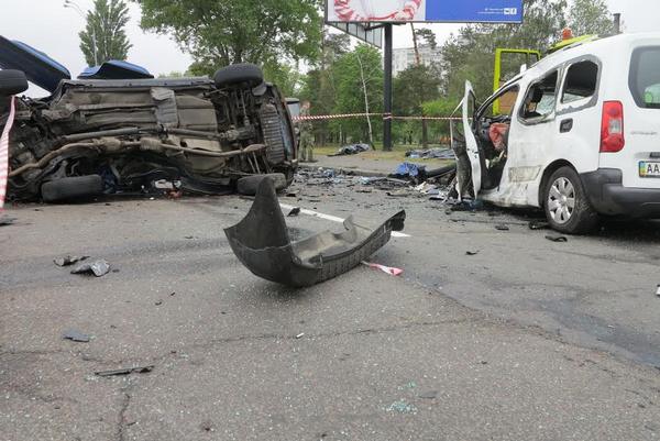 В Киеве столкнулись два авто, какие на огромных скоростях неслись навстречу дружок дружку(фото)