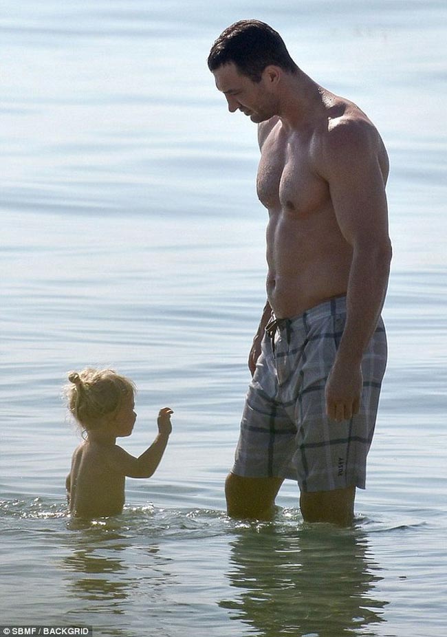 Владимир Кличко отдыхает с дочерью на побережье Атлантического океана (Фото)