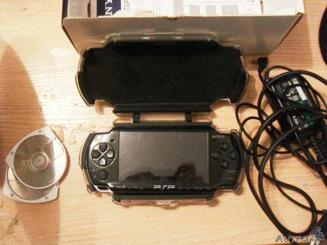 PSP 2008+ 8гб память+ защитный чехол+ 2 игры+Каробка+2 прошивки+тряпочка.