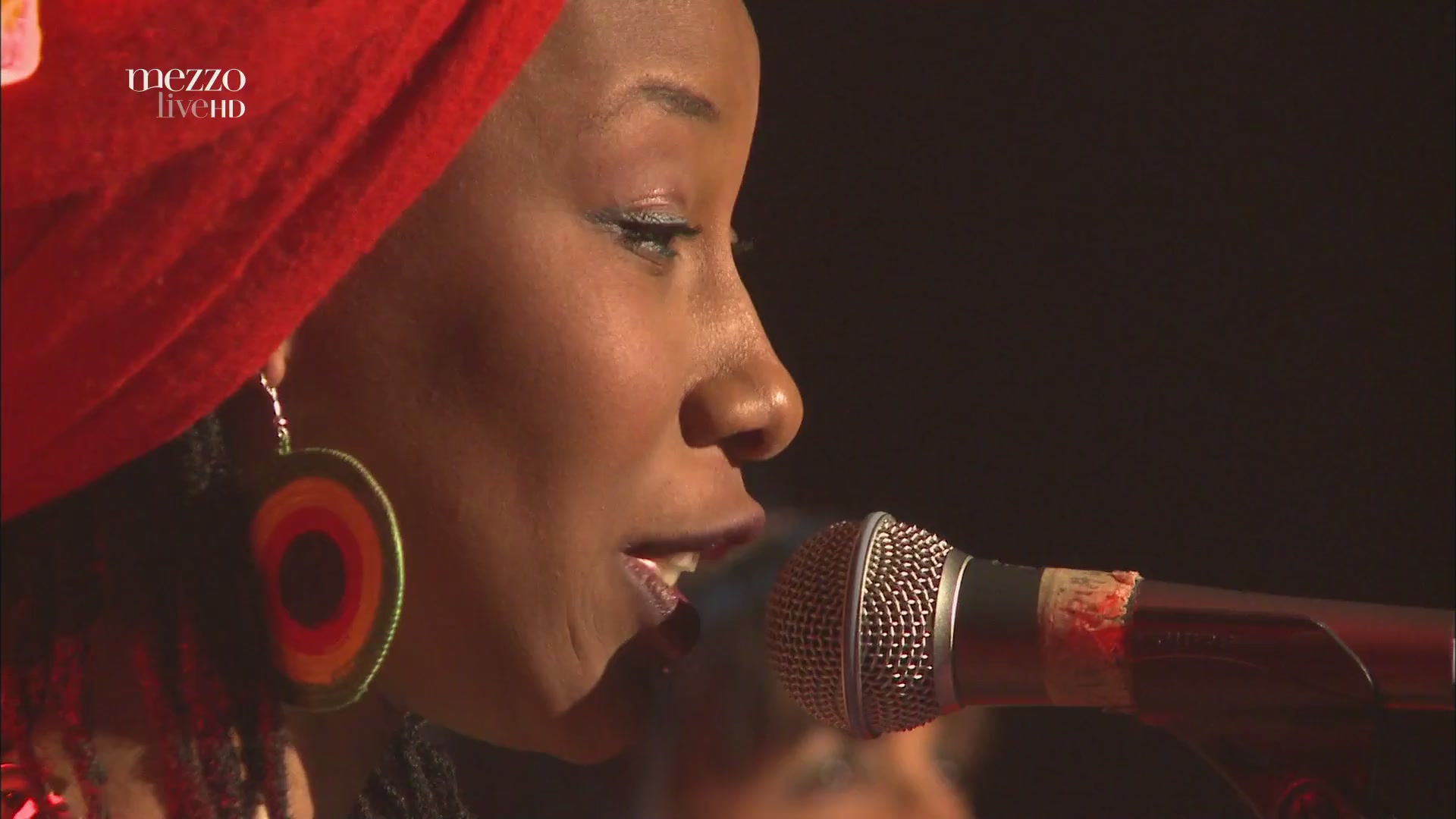 2012 Fatoumata Diawara - Live at Festival Au fil des Voix [HDTV 1080i] 2
